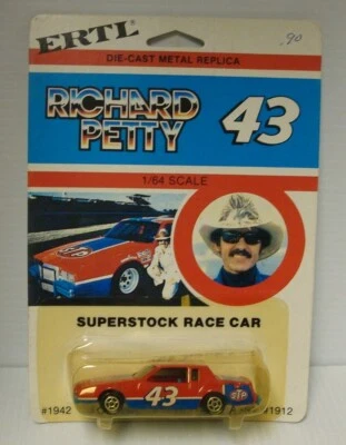 Гоночный автомобиль Ertl 1:64 Richard Petty STP - Изображение 1 из 3