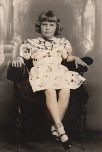 Silla sentada retrato niña años 40 cabello rizado expresión infantil - Imagen 1 de 3