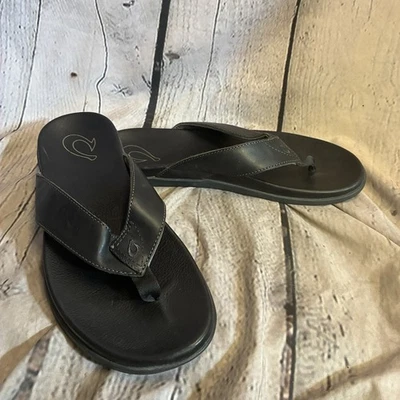 OLUKAI MEN’S NALUKAI BLACK LEATHER FLIP FLOP BEACH SANDALS SZ 10 EUC Maui Hook - Image 1 of 4