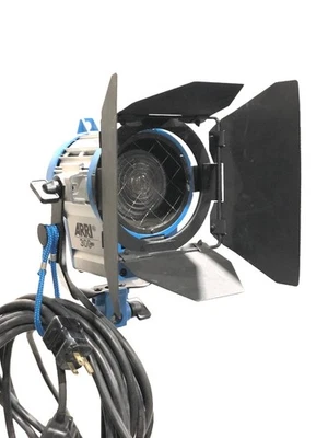 ARRI 300W Plus钨3200K菲涅尔灯具带条底 — 第 1/4 张图片