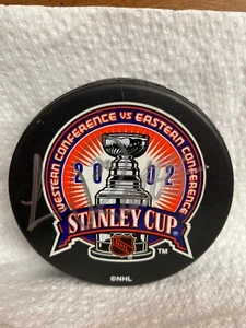 Luc Robitaille Signed 2002 Stanley Cup Finals Puck JSA COA - Picture 1 of 4