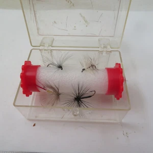 FLY FISHING LURE UNKNOWN LOT OF 6 ASSORTED FLIES ON A WHEEL IN A PLASTIC BOX - Picture 1 of 3