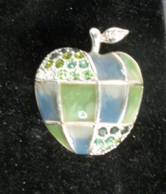 Broche Manzana Monet Tono Plata, Esmalte Verde Set con Estrás Verde, Firmado Foto 1 de 2