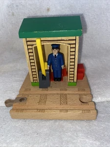 Thomas the Train & Friends Holzeisenbahn Schaffnerschuppen Haus 2001 Gullane - Bild 1 von 7