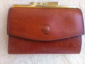 Cartera Pierre Cardin Vintage Años 70 Cuero Texturizado Marrón Oro Kisslock 5.25x3.5 - Imagen 1 de 10