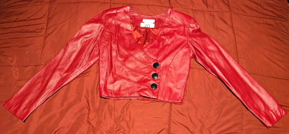Chaqueta corta de cuero suave color rojo Lew Magram con botones de color negro Foto 1 de 1