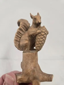 Antica figura scoiattolo scoiattolo intagliato legno Foresta Nera seduto con pigna - Foto 1 di 9