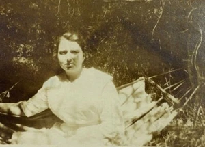 Frau sitzt in Hängematte in Bäumen s/w Foto 3 x 4,75 - Bild 1 von 3