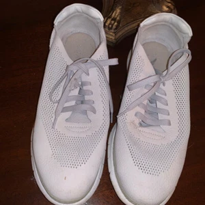 9.5 White Vionic Sneakers Excellent Condition - Picture 1 of 3