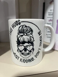 Taza de café gráfica 11 oz - Calavera con MOLO - Abrazos gratis Calavera - Divertidos dichos de humor - Imagen 1 de 1