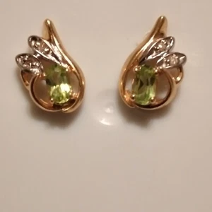 Orecchini a perno in oro 14 carati peridoto ovale con accento di diamante ~ - Foto 1 di 1