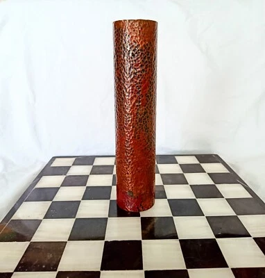 Vintage Elegante schmale Kupfer-Vase mit Hauch von Schwarz und Rot - Bild 1 von 4