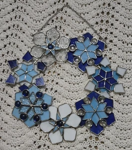 Corona cattura sole vetro colorato fiocco di neve ornamento floreale inverno blu neve  - Foto 1 di 15