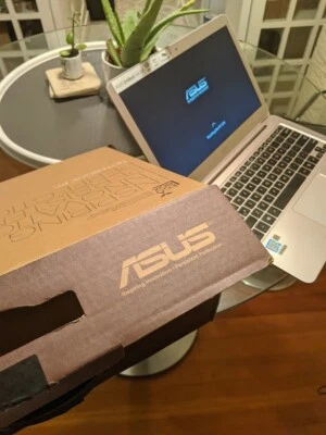 Portátil ASUS ZenBook UX305UA 13.3" (6ª Gen Intel Core i5, 8GB RAM, 256GB SSD) Foto 1 de 4