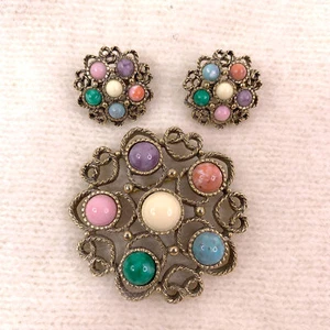 Broche y pendientes festivos Sarah Coventry cabujones semi pastales 1975 vintage - Imagen 1 de 4