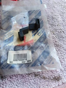 1x ORIGINALE 7550410 GOMMINO STAFFA SUPPORTO RADIATORE FIAT PANDA 141 4x4 Y10 - Picture 1 of 4