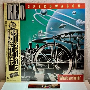 REO Speedwagon - Wheels Are Turnin'/LP 1984 Epic 28 3P-557 con OBI Japan EX/EX - Foto 1 di 17