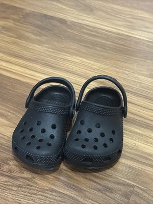 Crocs Bebé Talla 2C Bebé Niño Niña Negro Crocs Usado en Excelente Condición Zuecos Zapatos Foto 1 de 4