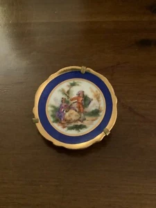 VINTAGE FRENCH LIMOGE OLD PORCELAIN FRAGONARD COURTING COUPLE BROOCH - Picture 1 of 3