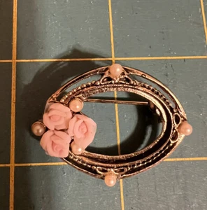 Vintage Gold Tone Brooch Pin with Faux Pearls/Seed Pearls &  Porcelain Flowers - Picture 1 of 2