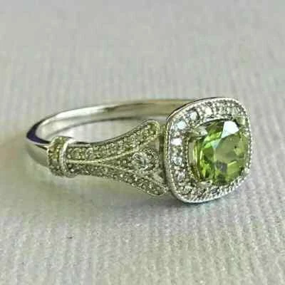 Anillo de compromiso para mujer con halo de peridoto verde corte redondo de 2 quilates acabado en oro blanco de 14 quilates Foto 1 de 4