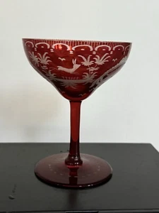 Antiker oder alter böhmischer Rubinschliff auf klarem Weinkelch laufender Hund Motiv - Bild 1 von 9