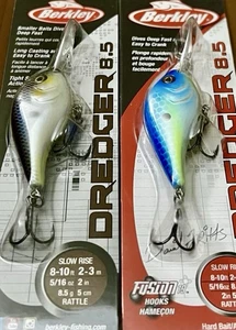 2 Esche Berkley Dredger 8,5 BHBDR Crankbait CHAMELEON PEARL/BIG MONEY - NUOVE - Foto 1 di 5