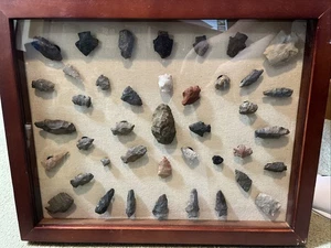 41 authentische indianische Pfeilspitzen Lot - Alabama JE Lehman im 24”X16” Rahmen - Bild 1 von 9
