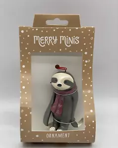 Demdaco Adorno de Navidad Feliz Minis Perezoso con Bufanda Resina En Paquete NUEVO - Imagen 1 de 9
