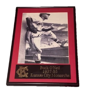 Buck O’Neal Autogrammfoto im schwarzen Rahmen - 14” Länge, 10” Breite - Bild 1 von 9