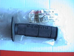 GENUINE YAMAHA RIGHT HAND THROTTLE DOMINO HANDLEBAR GRIP 1D4-F6201-00 DT50 R SM - Picture 1 of 1