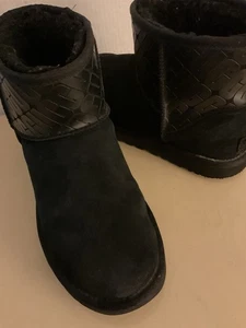 UGG Damen schwarz Wildleder Mini II Logo klassische kurze Stiefel Größe 10 Euro 41 - Bild 1 von 10