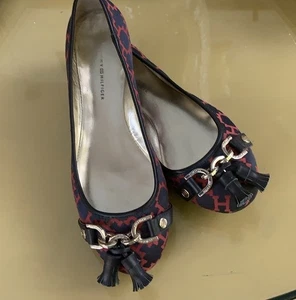Scarpe basse Tommy Hilfiger punta nappa blu navy e cremisi H geometriche da donna taglia 7 - Foto 1 di 10