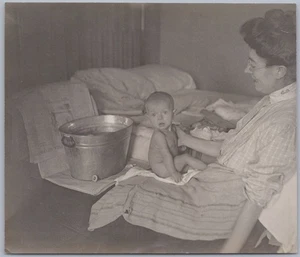 Mujer eduardiana con niña Gibson baña el pelo bebé en bañera, foto instantánea década de 1900 - Imagen 1 de 2