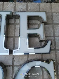 LETTERA E SCATOLATA VINTAGE PROVENIENTE DA VECCHIA INSEGNA LUMINOSA MODERNARIATO - Foto 1 di 2