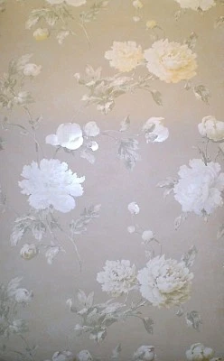 Estampado metálico grande de peonías blancas sobre papel tapiz tostado de York RG4998 Foto 1 de 4