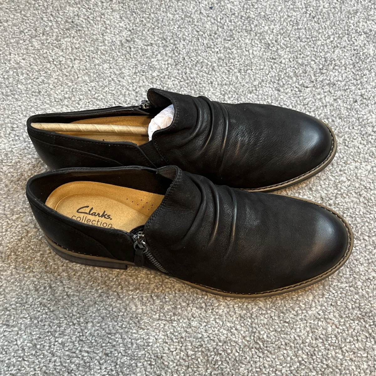 Clarks Damen-Sporthalbschuhe Forms - Schwarze Knautschlack-Optik Mit Wechselfußbett & Plateausohle | Mode 26179111