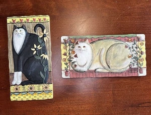 E. Smithson Cat Folk Art 3D Wall Plaques Daisy Buttercup Resin Signed Set of 2 - Picture 1 of 10
