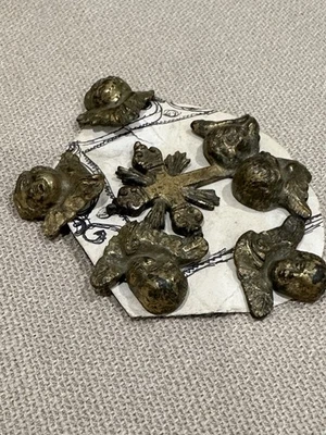 Conjunto antigo de querubim e suportes cruzados de latão dourado – Ferragens decorativas vitorianas - Imagem 1 de 4