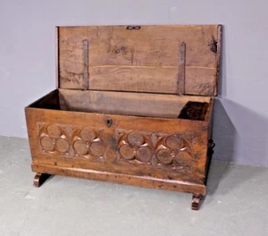 Truhe Holztruhe antik gotisch Eichenholz Schnitzereien Stauraum Anfang 18. Jh. - Bild 1 von 12