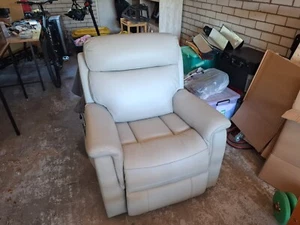Electric leather recliner - Picture 1 of 4