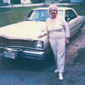 Foto Polaroid vintage adorabile signora in posa auto retrò Ohio trovata arte istantanea - Foto 1 di 5
