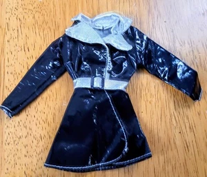 *Barbie* schwarz & silber Vinyl glatter Regenmantel inklusive silbernem Gürtel - Bild 1 von 3