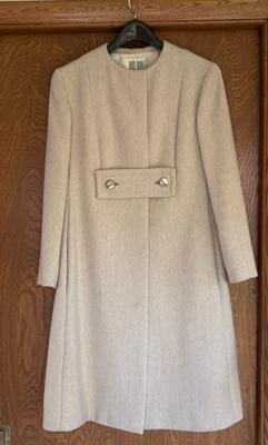 Bill Blass 1960s Vintage Ivory Wool Coat. Lined. Size 10-12. - Image 1 of 4