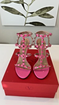 Sandalias Rockstud Valentino Garavani charol rosa intenso talla 39 (US 9)  Foto 1 de 4