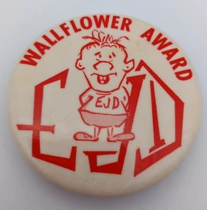Vintage Knopf Wallflower Award E.J.D. Programm Post Grad College Humor Retro - Bild 1 von 4