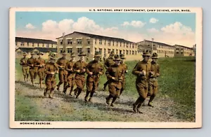 Postal de ejercicios matutinos de acantonamiento del ejército de los Estados Unidos Devens Ayer Massachusetts - Imagen 1 de 2