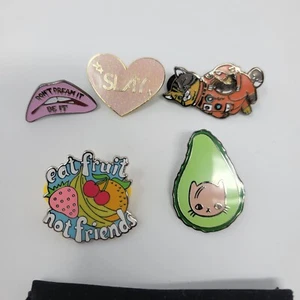 Menge 5 süße Emaille Pins - Slay Heart Space Cat Avocado Kitty Meowingtons - Bild 1 von 8