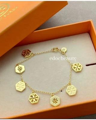 Pulseira Berloque Logotipo Banhado a Ouro 18K Tory Burch💛 - Imagem 1 de 4
