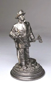 Vanmark Red Hats Of Courage Feuerwehrmann Zinnfigur Feuerwehrmann Galanterie 4" groß - Bild 1 von 11